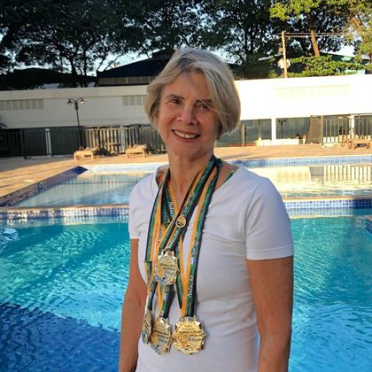 Atleta Yara Rosas com medalhas em piscina