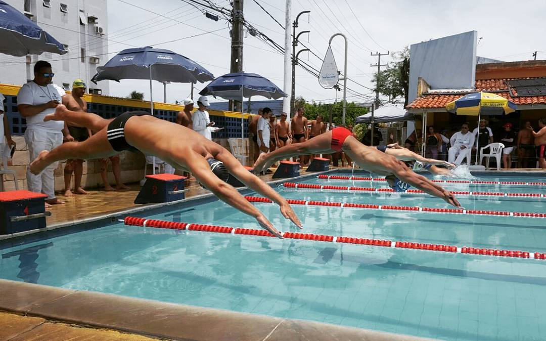 Atletas em competição de natação
