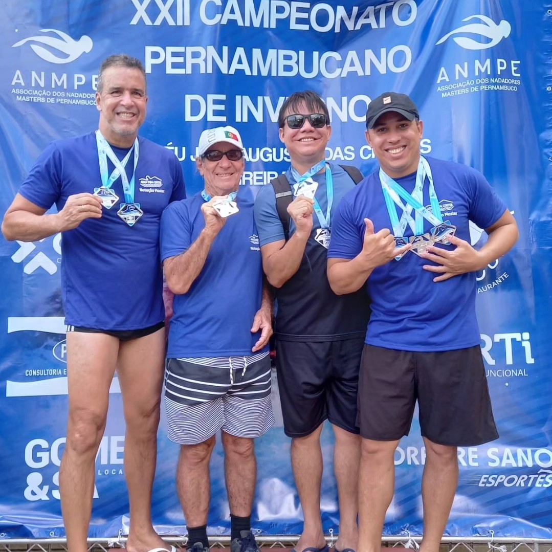 Equipe com medalhas da Aqua Vida Center