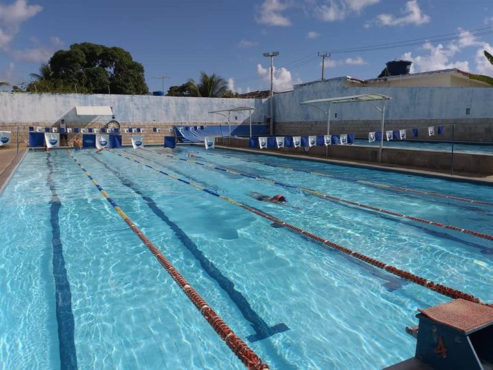 Piscina semiolímpica da Aqua Vida Center durante o dia