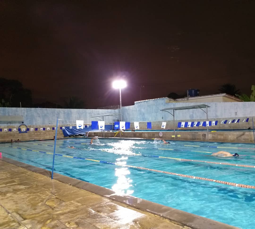 Piscina no turno da noite